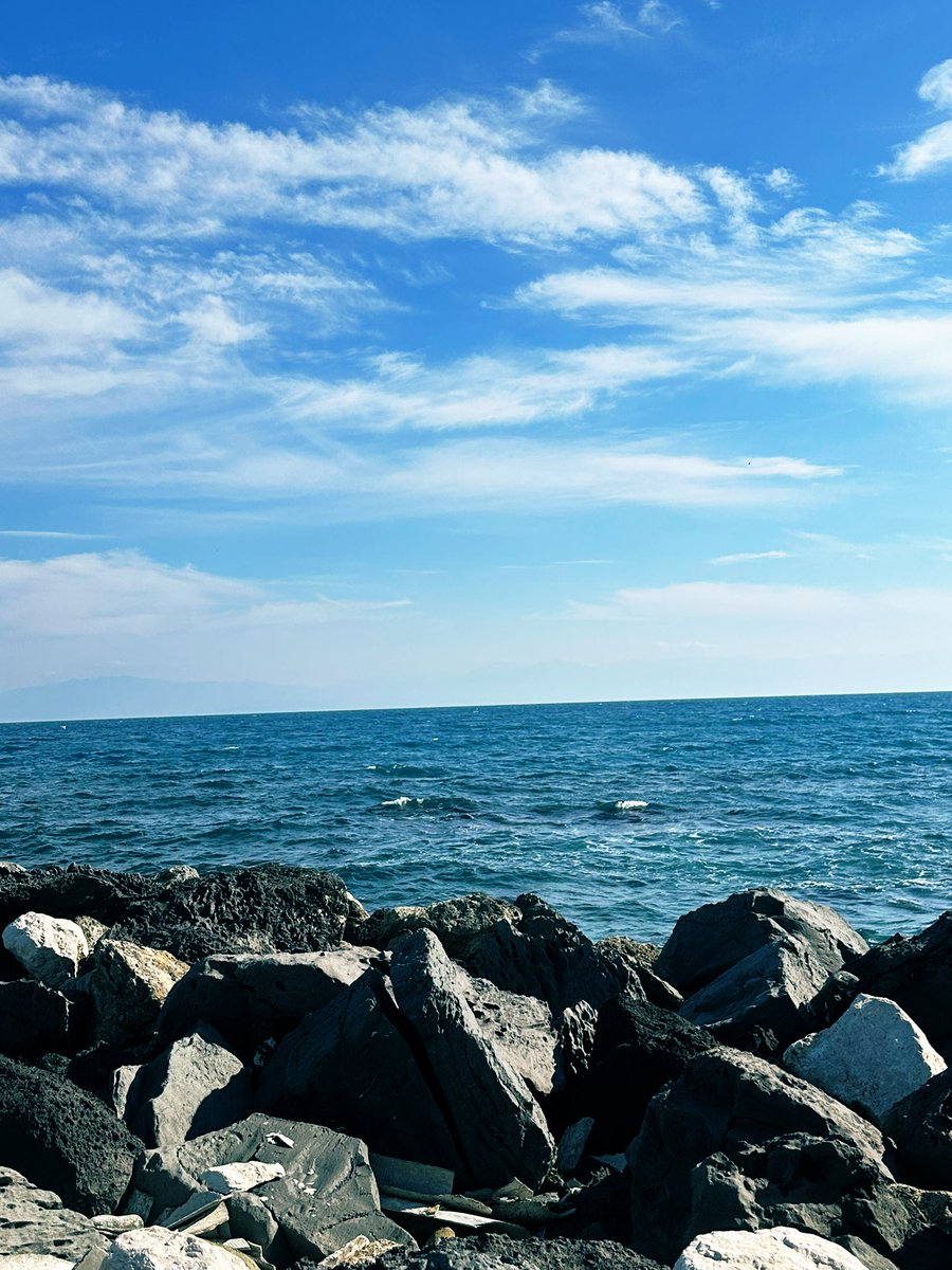 Büyü dediler, 
güçlen dediler,
sus dediler…
Ve sen, 
gülüşlerini, hayallerini,
küçük küçük cebine sakladın.
Unutturmuş olabilirler,
Ama sen kendine hatırlat; o çocuk burada. 
Hadi şimdi büyürken kaybettiklerini kendine geri ver; biraz oyun, biraz umut…

🍀🍁👋🏽