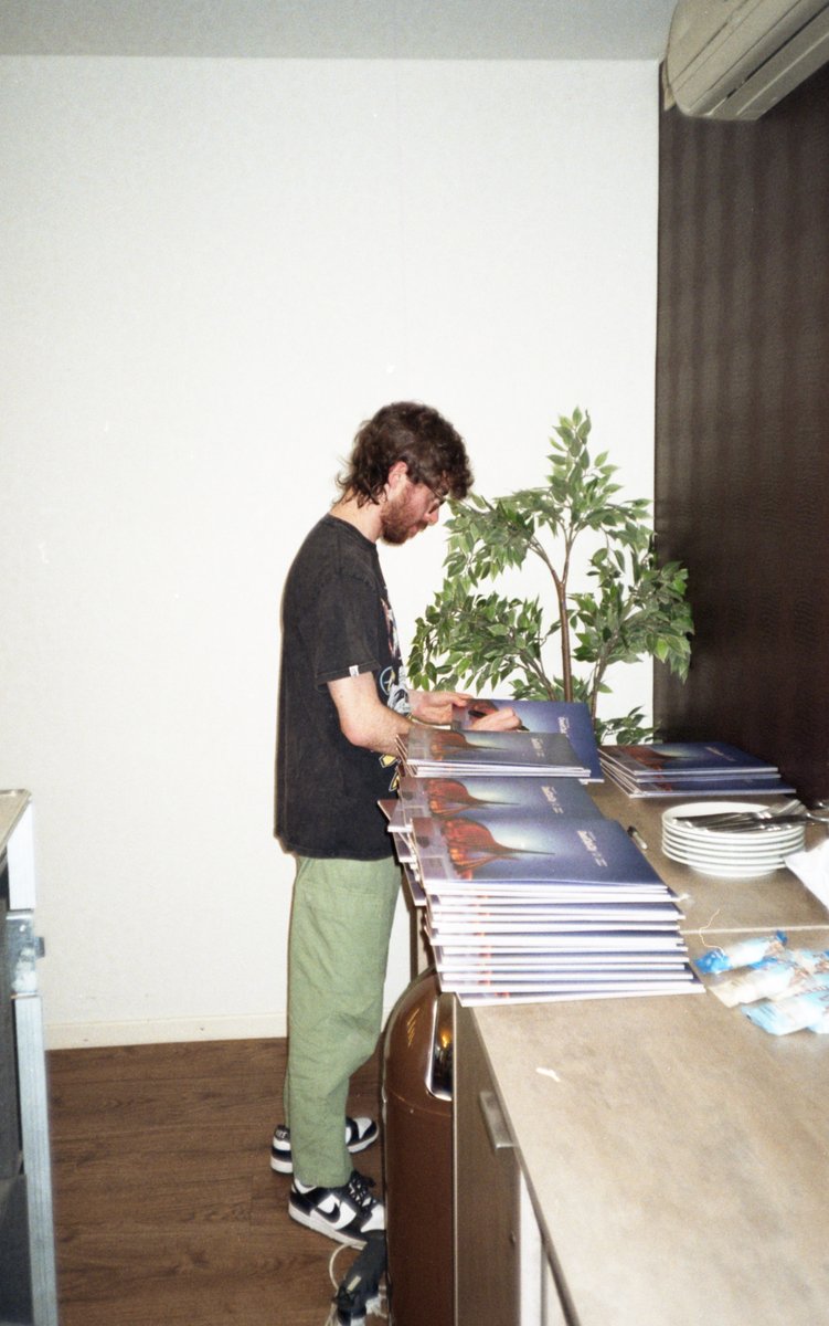 :: 35mm-proof that Price in fact hand-draws every single vinyl cover sold at our concerts ::