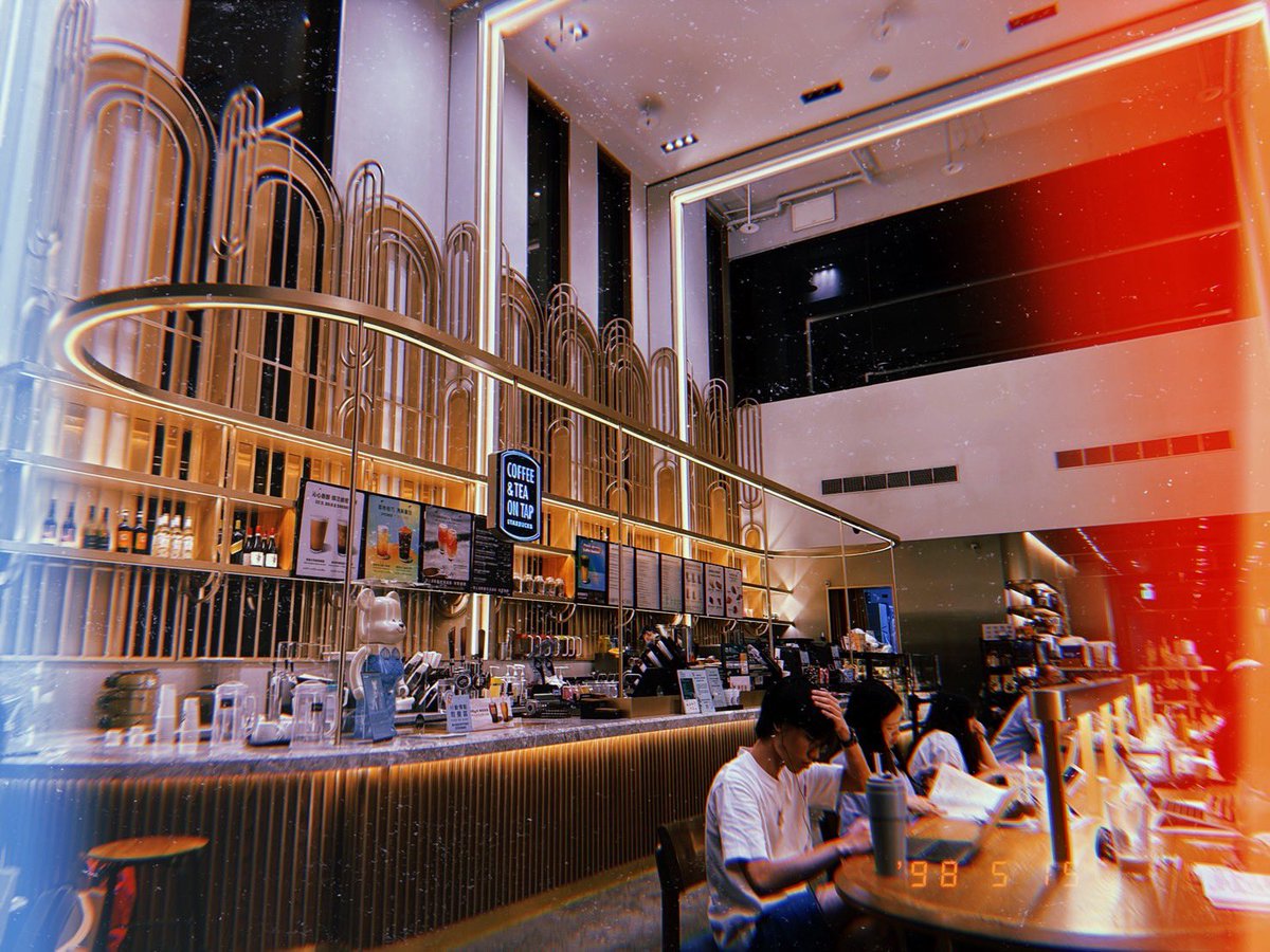 開在飯店旁的星巴客

找個伴一起或自己住個一晚，早起來這喝杯咖啡或去旁邊的阜杭豆漿吃早餐，似乎都是很棒的體驗～

猜

這是哪家星巴客門市？