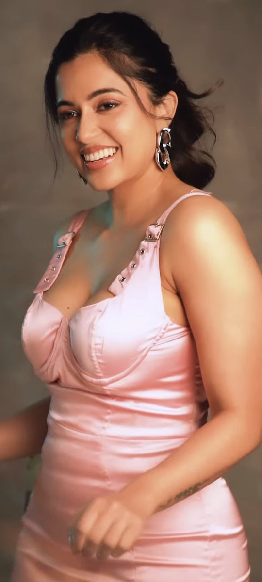 CuriousKarthi's tweet photo. Aahh anju enna shape di unaku indha costume la dom gf look la sema veri ethura andha smile teeth pathale iva udhata sapi teeth ah naka thonudhu apdiye keela mandi potu thirupi ava kolutha sutha naki kadichu apdiye avala kenji kuniya vachu molai rendum mathi mathi sapi uriyanum https://t.co/ASzymlD6bf