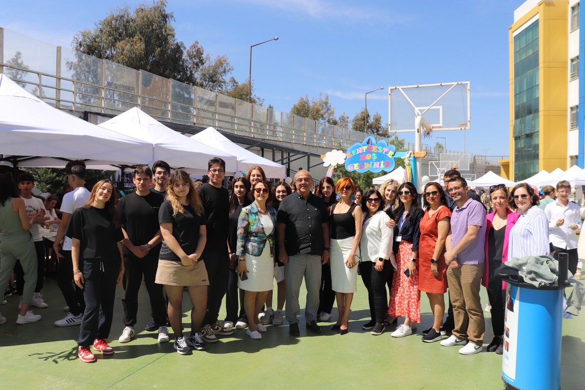 MurtezaogluH's tweet photo. Gaziemir Kent Kolejinin düzenlediği KENTFEST etkinliklerine katıldık. Öğrencilerin heyecanlı sunumlarına teşekkür ediyoruz. Gelecek yıllara ilişkin geliştireceğimiz konuları belirledik. İngilizcede başarılı bir performans izledik. öğretmenlere, öğrencilere ve velilere teşekkür https://t.co/t1svbQZO0x