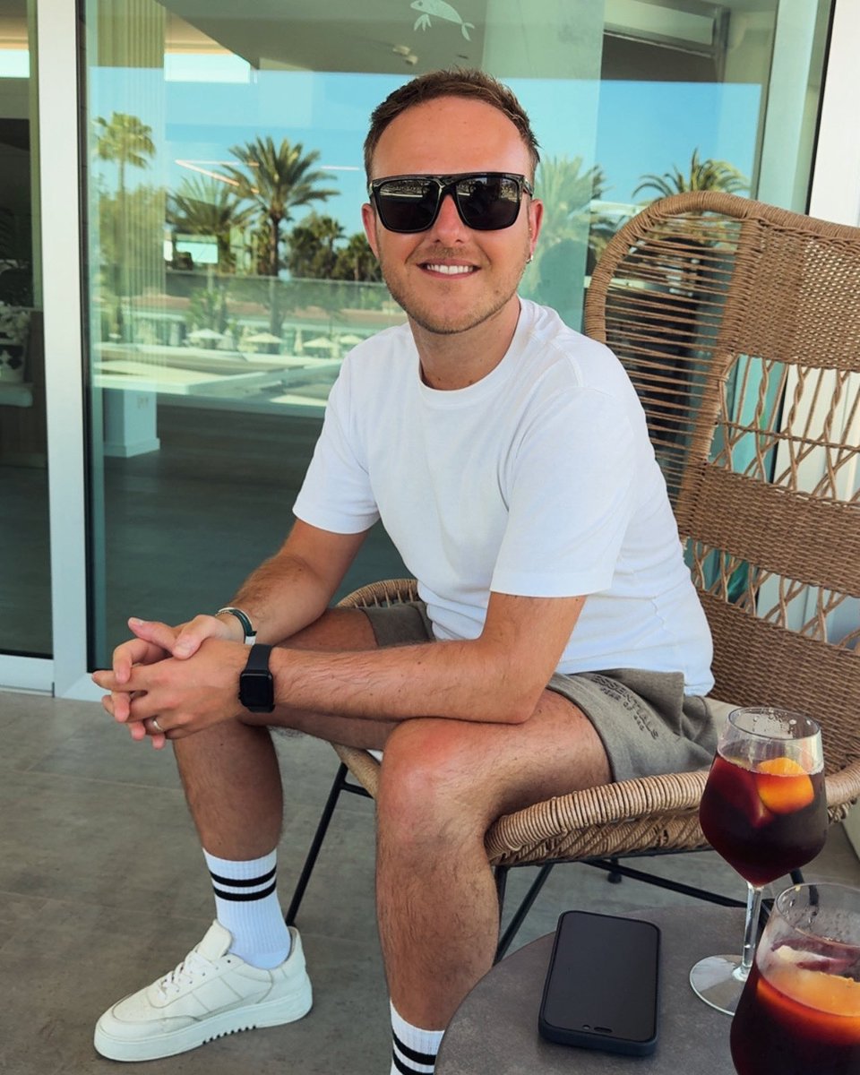 LMHOWARTH_'s tweet photo. One last Sangria 🍷 ☀️ ✈️ 

#grancanpride #headinghome #gayuk https://t.co/nfSnivSGRa