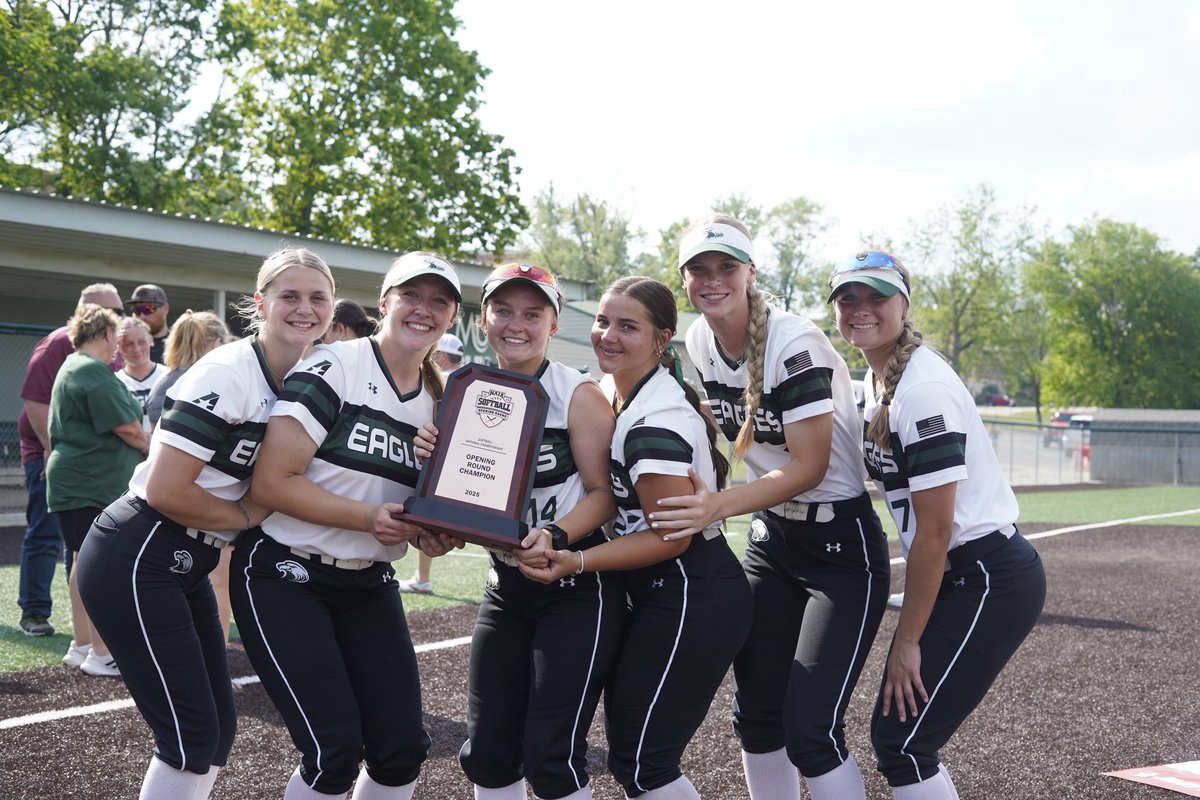 cmueaglesSB's tweet image. ALL SMILES BECAUSE WE ARE OPENING ROUND CHAMPS AND GOING BACK TO GEORGIA!!!! 🥳🥎🦅💗🔥🥛🐐☕️🍑👏🏻 #backtobacktoback #sweettea