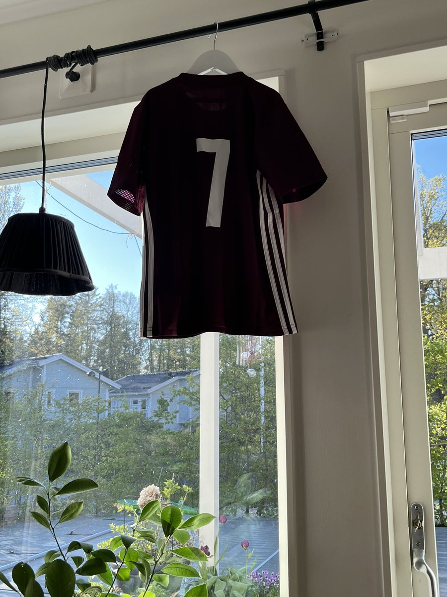 Har man en son med hjärtat i rätt lag, spelar central mittfältare och får välja tröja först så är det självklart. Alle Fransson 🤍💙. Vinn nu älskade Peking <a href="/ifknorrkoping/">IFK Norrköping</a>