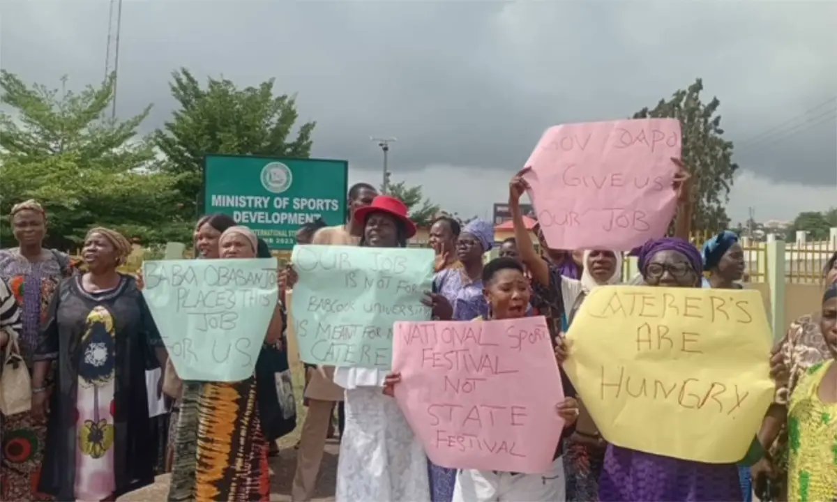 DailyPostNGR's tweet photo. The National Association of Caterers in Nigeria has protested the alleged exclusion of their members from major catering jobs at the 2025 National Sport Festival.

Members of the association protested in Abeokuta on Thursday, armed with placards carrying inscriptions such as “Caterers Are Hungry”, “Gov Dapo Give Us Our Job”, “National Sport Festival Not State Festival”, “Our Job Is Not For Babcock University Is Meant For Caterers”, among others.