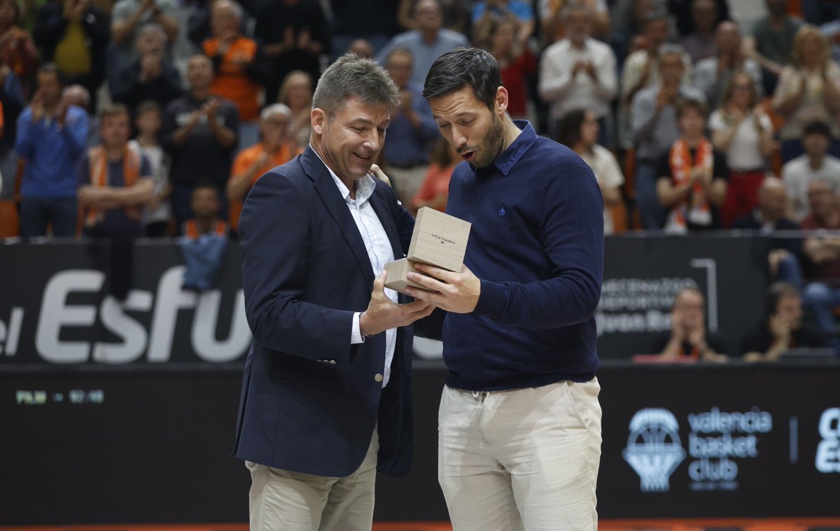 ABP (@abpinfo) on Twitter photo En las últimas semanas, hemos homenajeado a tres jugadores que han tenido un gran impacto en el colectivo de jugadores profesionales y que decidieron poner fin a su carrera en activo. ¡Gracias a todos ellos por estos años!
<a href="/pepepozas4/">Pepe Pozas</a>
<a href="/nico_rchtt/">Nicolás Richotti</a>
<a href="/SamyV09/">Sam Van Rossom</a> En las últimas semanas, hemos homenajeado a tres jugadores que han tenido un gran impacto en el colectivo de jugadores profesionales y que decidieron poner fin a su carrera en activo. ¡Gracias a todos ellos por estos años!
<a href="/pepepozas4/">Pepe Pozas</a>
<a href="/nico_rchtt/">Nicolás Richotti</a>
<a href="/SamyV09/">Sam Van Rossom</a>