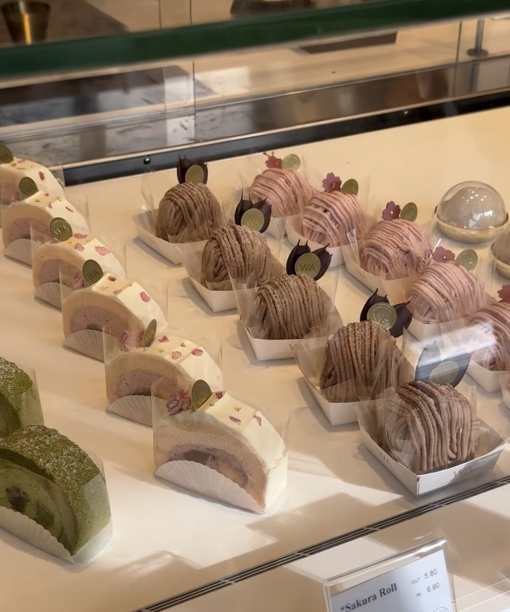 Which should I choose for afternoon tea? I'm so upset. Every one looks delicious.🥳