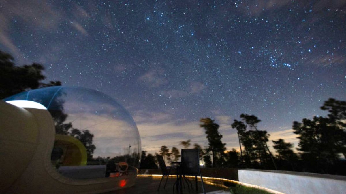 Aladinia's tweet photo. 🧵 Planes que parecen sacados de una peli, pero puedes hacer este finde (y no cuestan una fortuna) 👇

1️⃣Dormir en una burbuja transparente en medio del campo 🍃˚.⛰️⋆☁️
Las estrellas como nunca las has visto. Ideal para desaparecer sin desaparecer del todo °. ⋆༺☾𖤓༻⛧ https://t.co/rlXjxlFvhd