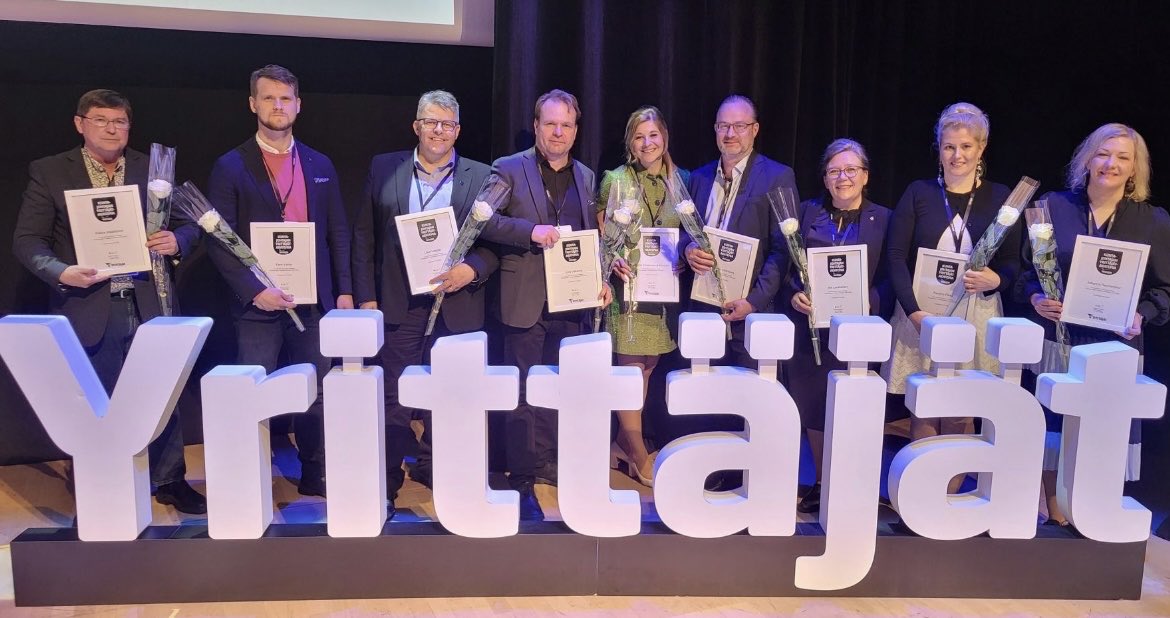 Upeat Yrittäjät Akatemia kuntajohtajat kuvassa todistusten kanssa. Seuraava järjestyksessään viides kurssi alkaa sitten syksyllä. ⁦<a href="/suomenyrittajat/">Suomen Yrittäjät</a>⁩