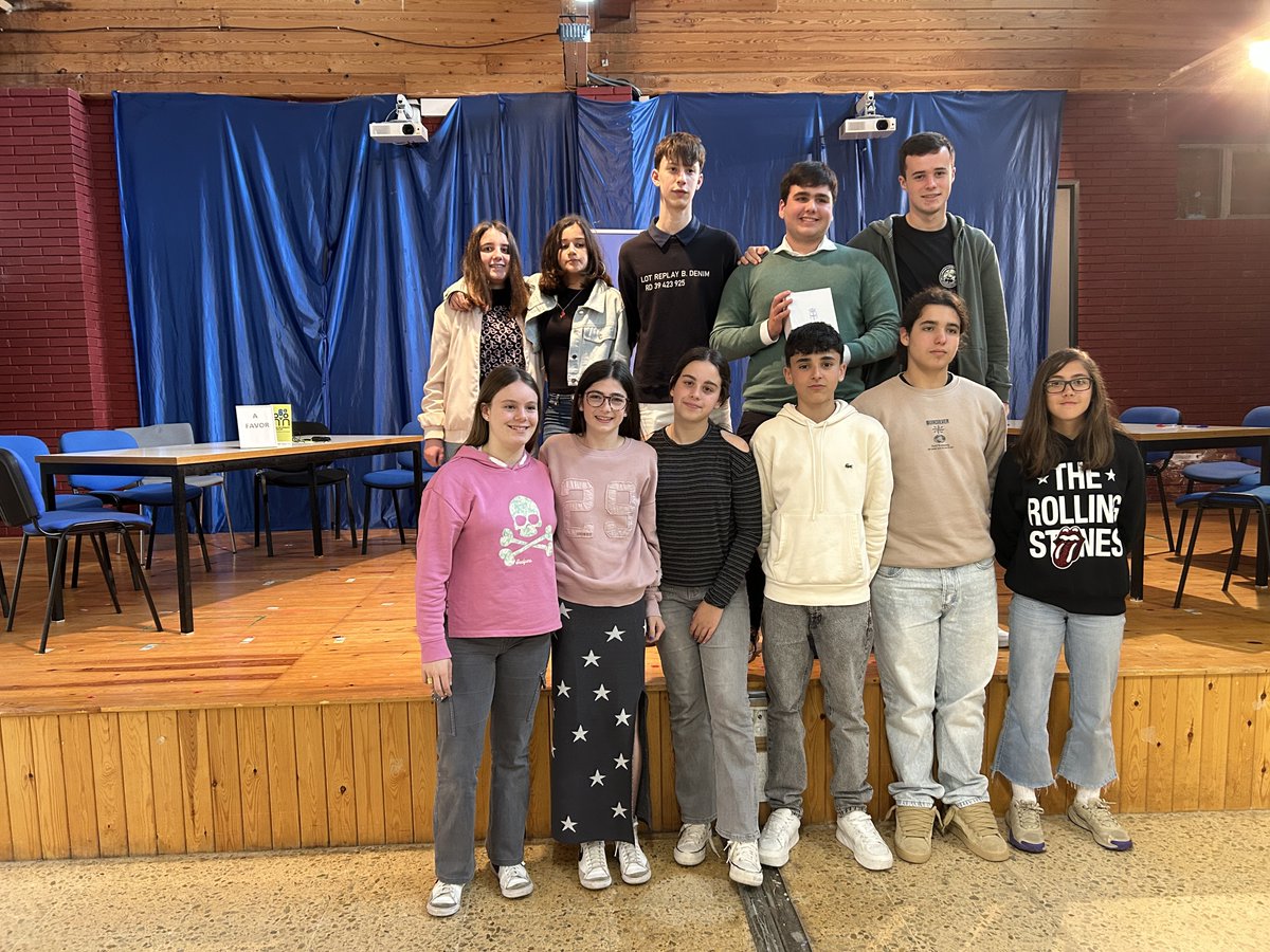 Los dos equipos de debate del IES Cristo del Socorro participaron esta mañana en la fase de zona de la Liga de Debates (@hablagijon), que se celebró en Avilés.