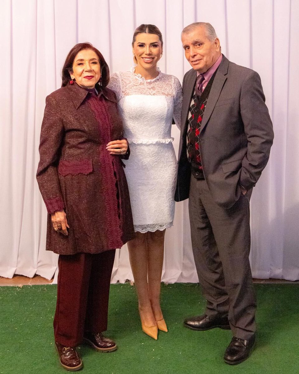 MarinadelPilar's tweet photo. Crecí viendo a mis papás preparar clases por las noches, corregir exámenes con detalle y hablar de sus alumnos como si fueran parte de la familia. Fueron maestros toda su vida, y también los grandes maestros de la mía.

Desde casa y desde el aula, me enseñaron que educar no es solo transmitir conocimientos, sino transformar vidas con paciencia, cariño y convicción.

En este Día del Maestro, celebro a quienes dedican su vida a enseñar… y abrazo con todo mi corazón a mis más grandes ejemplos: mi mamá y mi papá.