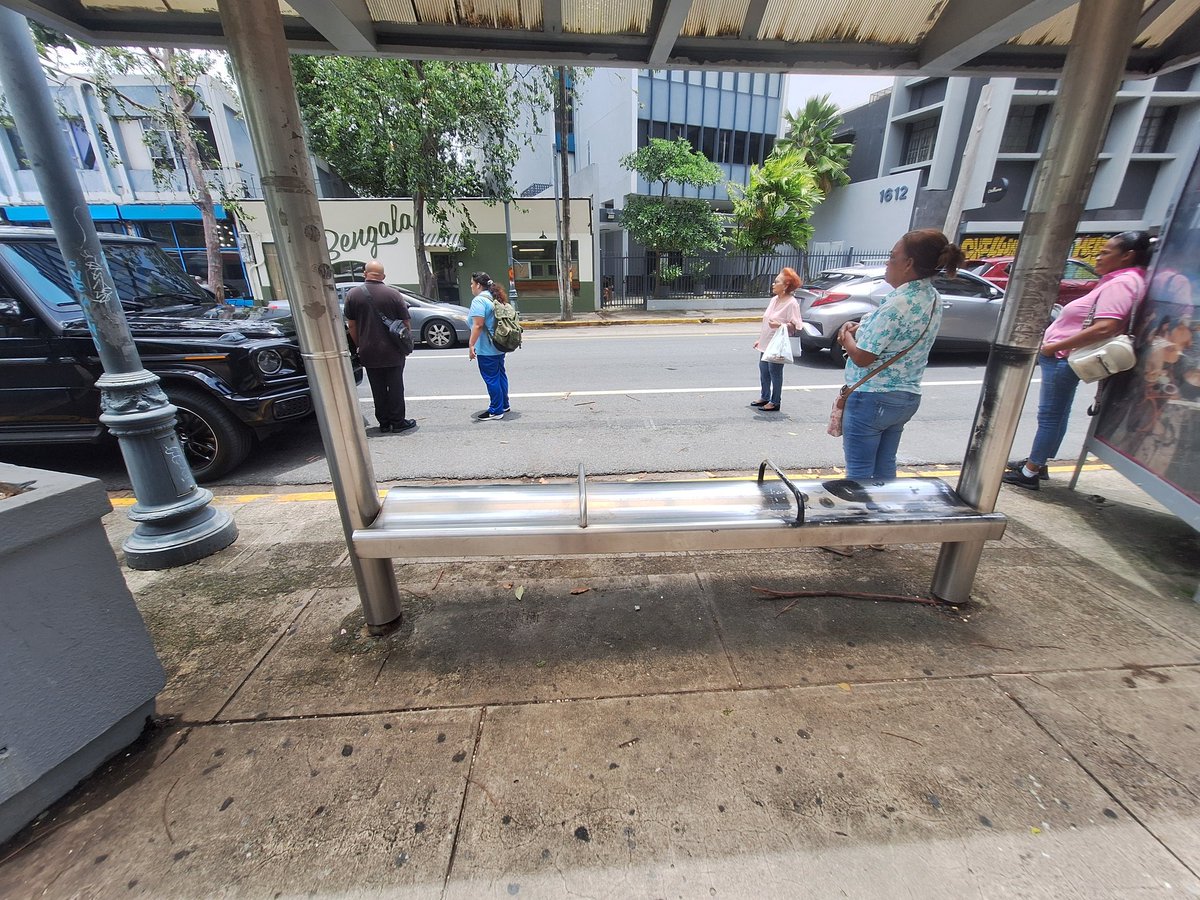 Ave. Ponce de León es una de la área donde circulan muchos usuarios de transporte público y siempre invanden el área de las paradas. 

¿Qué se puede hacer para mejorar esto?

<a href="/EddieCharbonier/">Eddie Charbonier</a> <a href="/Miguel_Romero_/">Miguel Romero</a>
<a href="/DTOP/">DTOP</a>
<a href="/dtop_ama/">Autoridad Metropolitana de Autobuses</a> <a href="/ElUrbanistaPR/">El Urbanista</a> <a href="/gianndelrey/">Gian Cordero🚍guagua stan</a> <a href="/davsot/">drsp</a> <a href="/garciavillafane/">Camille García</a>