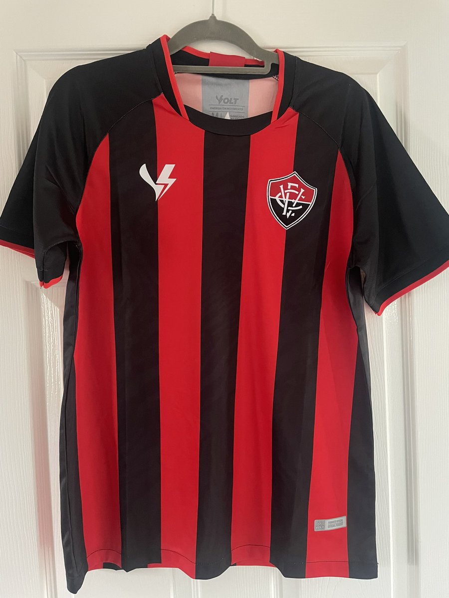 New shirt delivered to play 7 aside in ⚽️ <a href="/ECVitoria/">EC Vitória</a> <a href="/pompeywalt/">Guy Walton</a> #stamfordbraziltour09