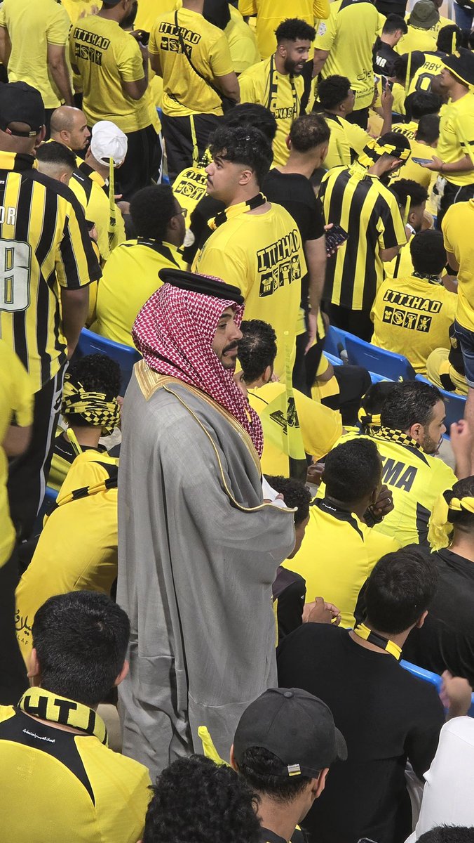 مُشجع إتحادي حاضر بالبشت قبل حسم الخامسة عشر

🏆💛