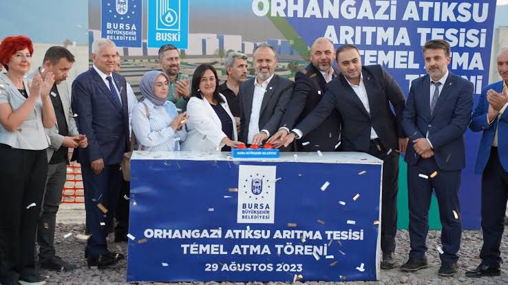 Alinuraktas70's tweet photo. Mustafa Bozbey, göreve geldiğinde hesap kitap yapmadan suya %25 indirim yapıp, her ay 100 milyon lirayı belediyeden finanse ediyorsun. Sonra da “Buski muhtaç duruma düştü” diyorsun. 
Başkanlığım döneminde Avrupa Yatırım Bankası kredisi ile Şubat 2022 yılında inşaatına başladığımız ve 31 Mart 2024 seçimlerine kadar %80’ini tamamladığımız Orhangazi Arıtma Projesi’nin açılışında; bu projeyi başlatan ve neredeyse bitirmek üzere devreden şahsımı ve yönetimimi bir kere bile zikretmiyorsun. 
Arkadaş! 1. yıl toplantısında bizi dövizle borçlanmakla suçlayıp, “her ay borcumuz artıyor” derken; Başkanlığım döneminde başlattığımız ve bitmek üzereyken devraldığın projelerimizin açılışını yaparken borçlanmakla suçladığın bize bir teşekkür bile etmiyorsun.
Saymakla bitmeyecek iş bilmezliklerinle Bursa’ya faydadan çok zarar vermeye devam ediyorsun malesef…