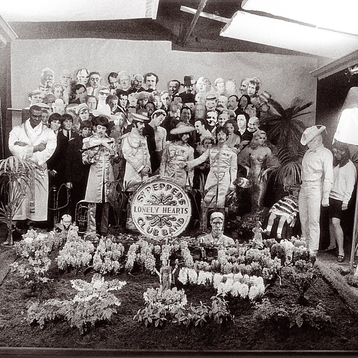 thebeatles's tweet photo. #OTD in 1967, Sgt Pepper's Lonely Hearts Club Band was released in the UK. "We were all opening our minds to different areas, and then we’d come together and share it all with each other. It was exciting, because there was a lot of cross-fertilisation.” - Paul https://t.co/oUoWqoguCc