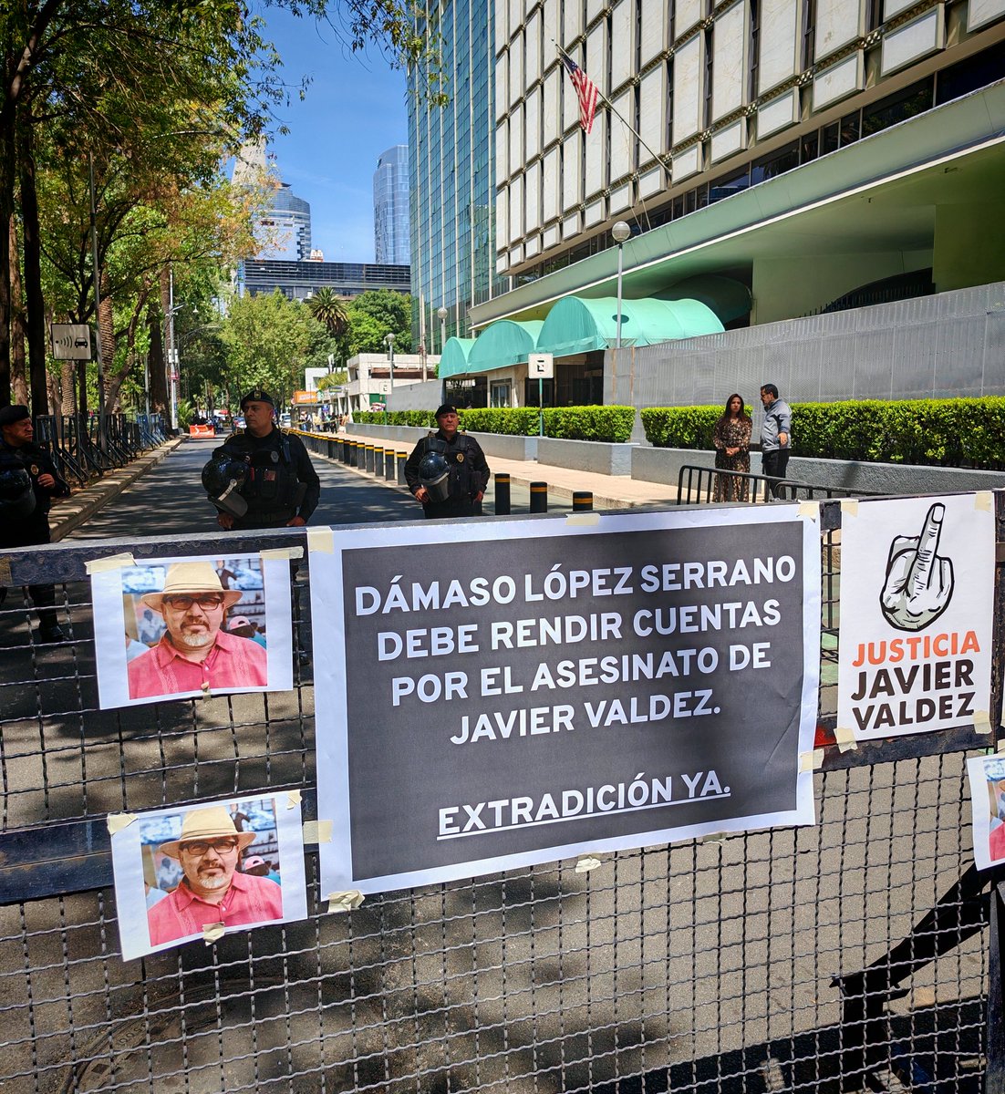 jahootsen's tweet photo. Eight years ago today, Mexican reporter and CPJ International Press Freedom Award recipient Javier Valdez Cárdenas was murdered in Culiacán, capital of Sinaloa state.

Despite two sentences for triggermen, Dámaso López Serrano, who allegedly ordered the killing is still at large. https://t.co/6x2hm35m39