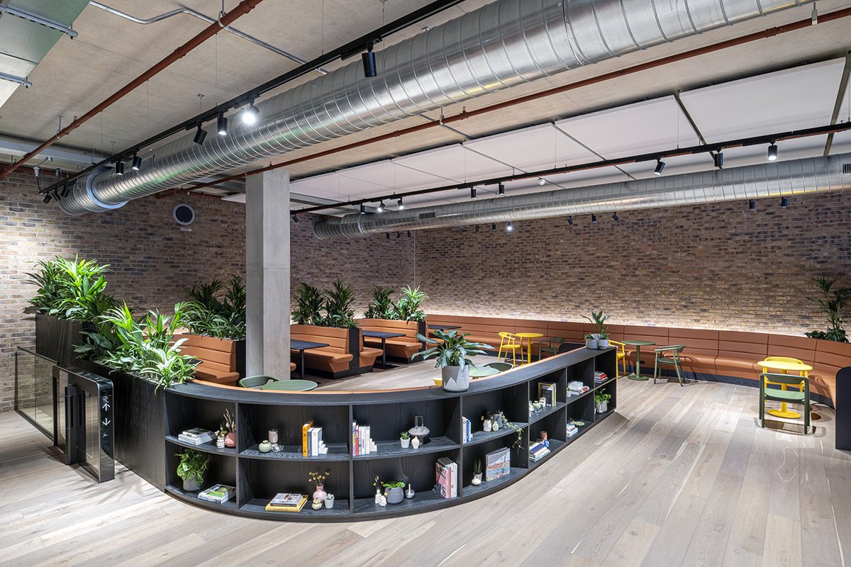 Blossom Yard’s 4,199 Sq ft lounge #reception incorporates a variety of #workspaces with casual seating for flexible working options. Guests are welcomed by a reception desk inspired by William Morris 7 #designed by <a href="/AHMMArchitects/">AHMM</a>. #Photos by me for <a href="/QOBInteriors/">QOB Interiors</a>
#interiordesign