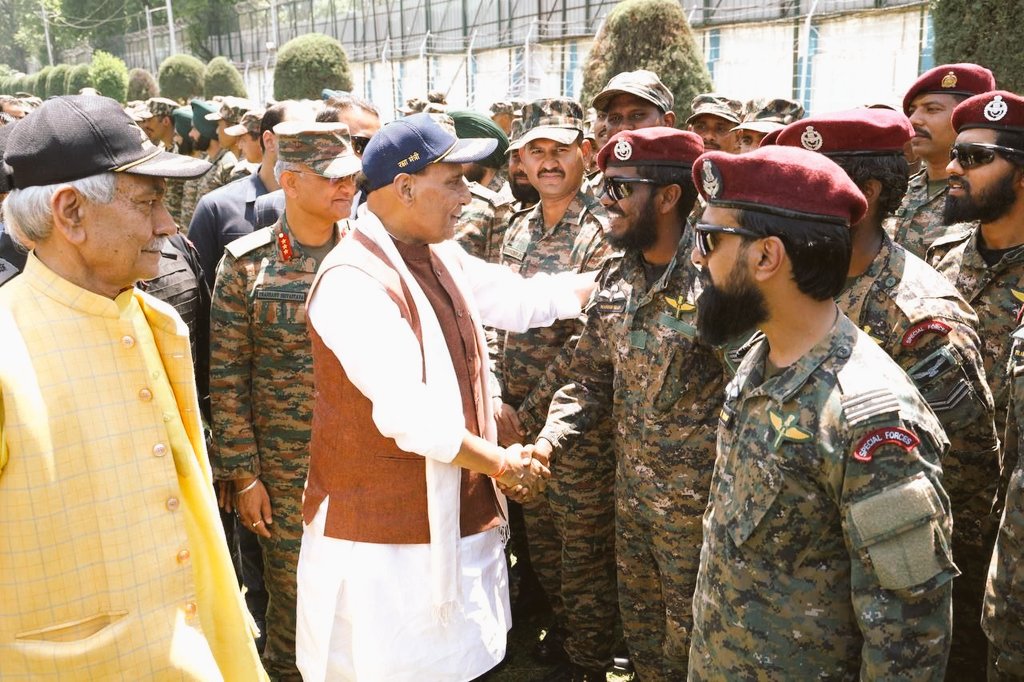 Poonam_1992's tweet image. Defence Minister Shri Rajnath Singh met with the elite Garud Special Forces of the Indian Air Force, commending their precision, professionalism, and dedication to duty. 🇮🇳 #IAF #GarudCommandos #OperationSindoor #IndianArmy #IndianAirForce #IndianBorderSecurity