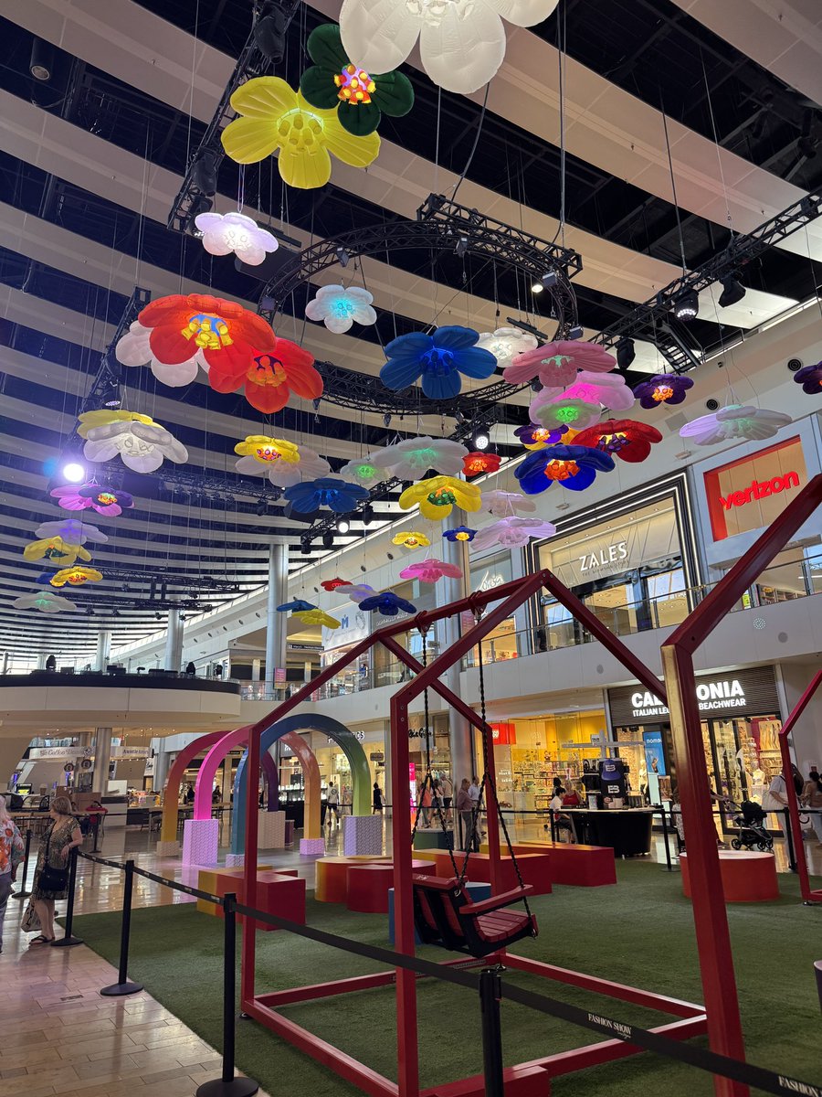 Super cute mall display at <a href="/FashionShowLV/">Fashion Show</a>. How long since you’ve visited an indoor shopping center? 

#vegas