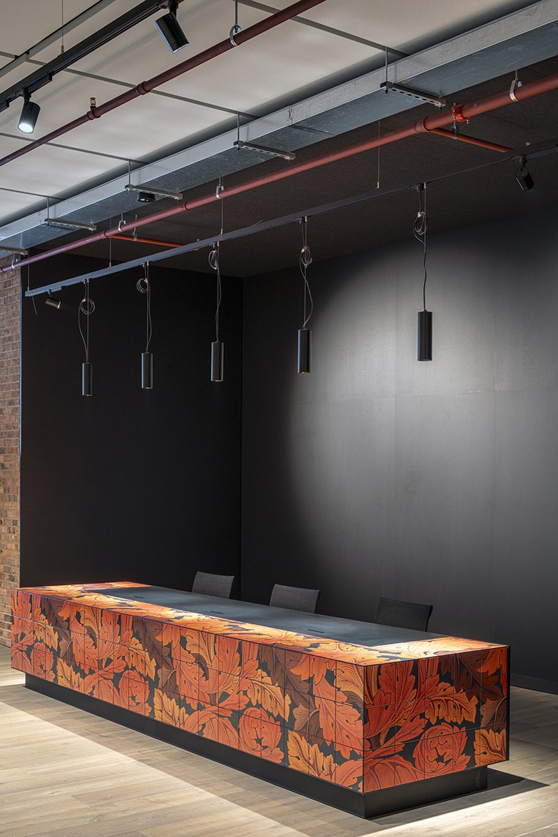 Blossom Yard’s 4,199 Sq ft lounge #reception incorporates a variety of #workspaces with casual seating for flexible working options. Guests are welcomed by a reception desk inspired by William Morris 7 #designed by <a href="/AHMMArchitects/">AHMM</a> . #Photos by me for <a href="/QOBInteriors/">QOB Interiors</a>
#interiordesign