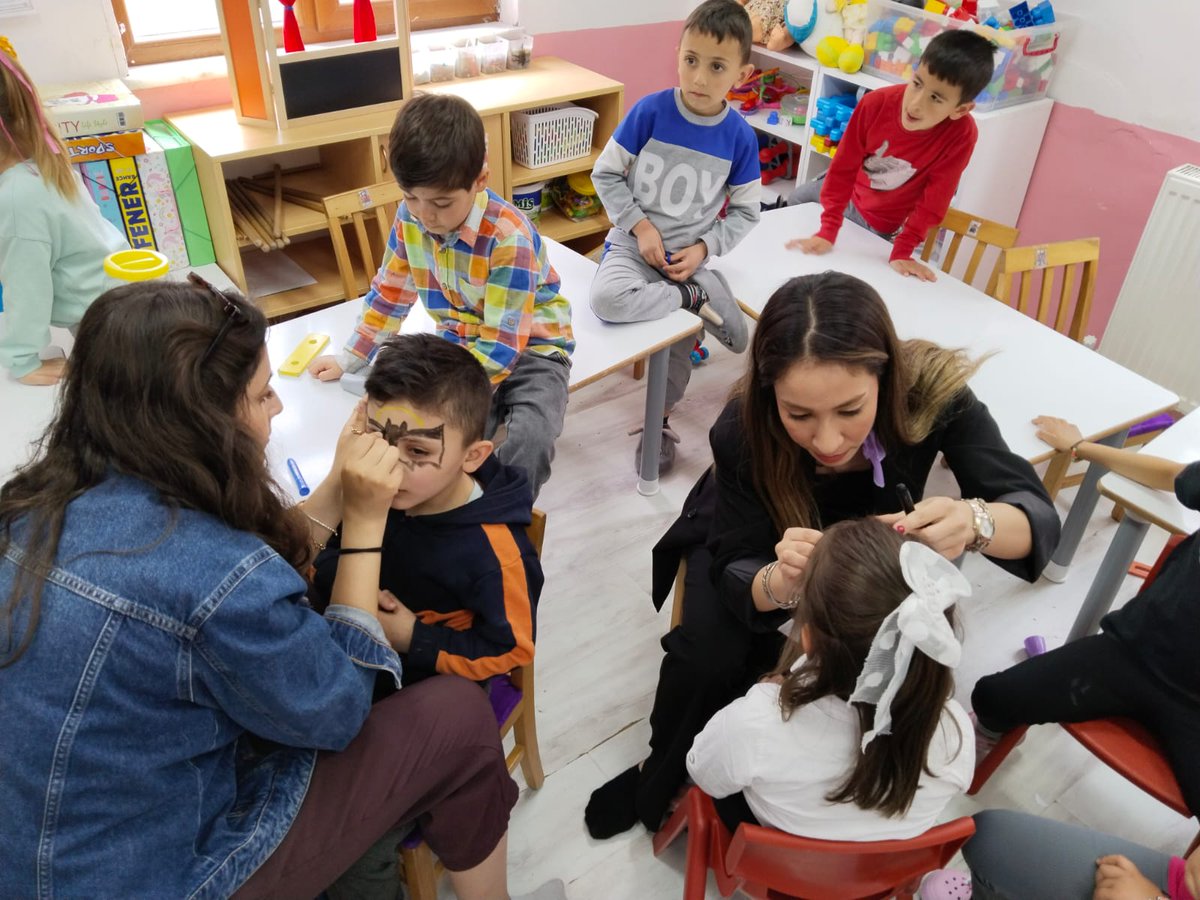 📍Kastamonu Üniversitesi Sivil  Havacılık Yüksekokulu Öğrencileri İlçemiz Nedime KAYA İlkokulunda minik öğrenciler ile buluştu.Eğlenceli vakit geçiren çocuklar sivil havacılık hakkında bilgiler edindiler.