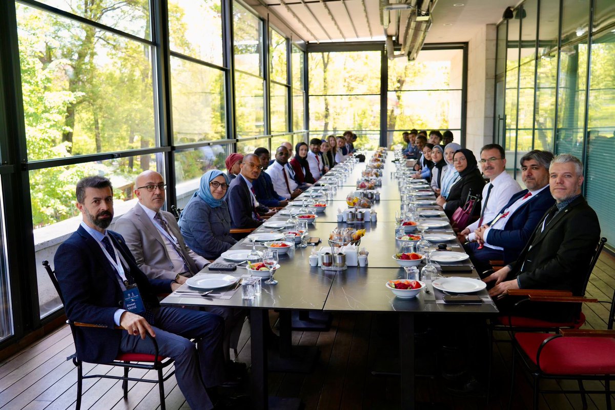 Program kapsamında mezun öğrencilerimiz Türkiye Büyük Millet Meclisi'ni ziyaret etti. 

Rehber eşliğinde gerçekleştirilen gezide TBMM'nin genel kurulu ve idari birimleri tanıtıldı. Öğrenciler, Meclis’in tarihî yapısı ve yasama faaliyetleri hakkında yerinde bilgi edinme fırsatı