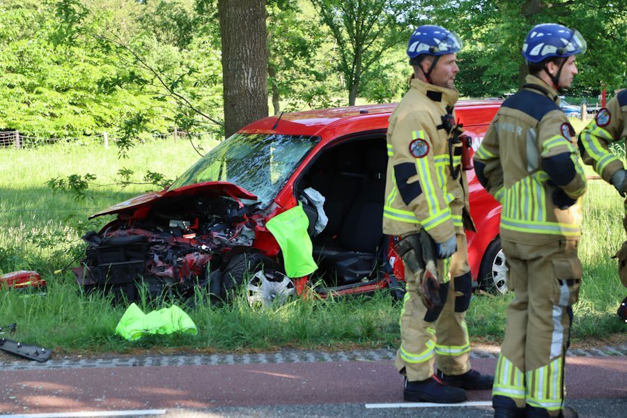 Bestuurder bekneld na frontale aanrijding in De Lutte