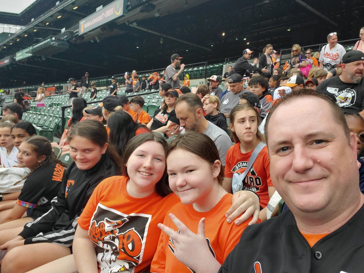 wolftrap981's tweet photo. @realbenmcdonald @Orioles @Twins @masnOrioles @kevinnbrown We're out here! St. Ursula School bringing the Husky heat to #OPACY! #FieldTripDay https://t.co/cjMqefR3cz