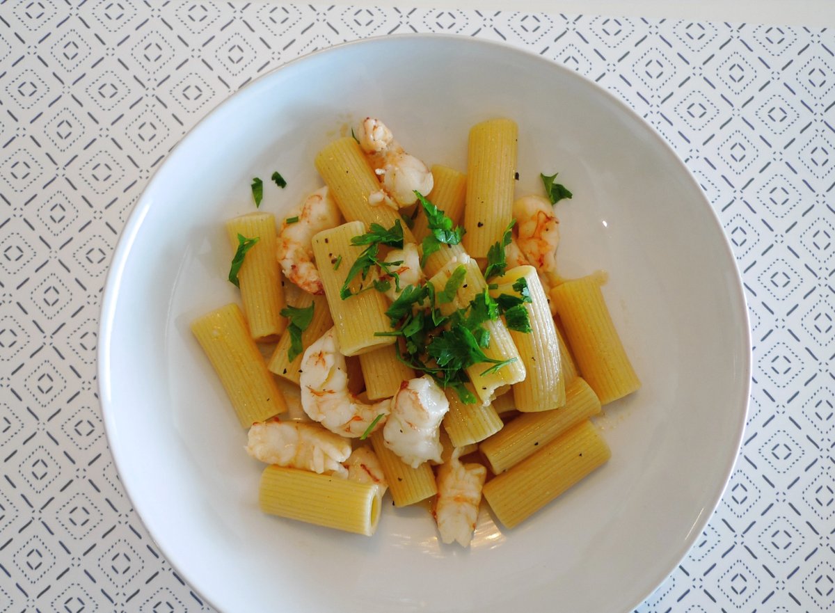 IneintheKitchen's tweet image. 🍝✨ This pasta may come from the 
freezer and pantry… but it tastes like it 
came from your favourite little trattoria.

Juicy prawns, garlic, herbs, and olive oil. Perfect for those “nothing in the fridge” 
kind of days.

#InesKitchen #PrawnPasta

wix.to/S0XEJyb