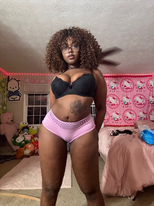 Watch JADATHEDOLL's leaked NSFW photo on TwXstars