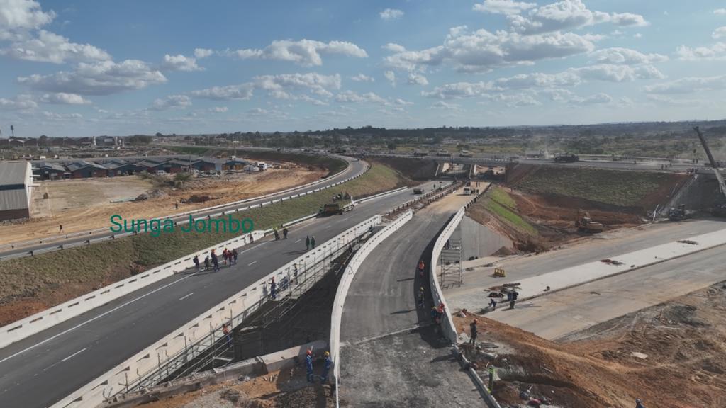 TendayiZinyama's tweet photo. A true game-changer! The Trabablas Interchange is a proud symbol of progress and smart urban planning. Well done! #EDWORKS #InfrastructureTransformation #WeLiveToServe #ZanuPF #Vision2030 #edevolutionmedia #ZimbabweRising https://t.co/6kn0mEbg6o