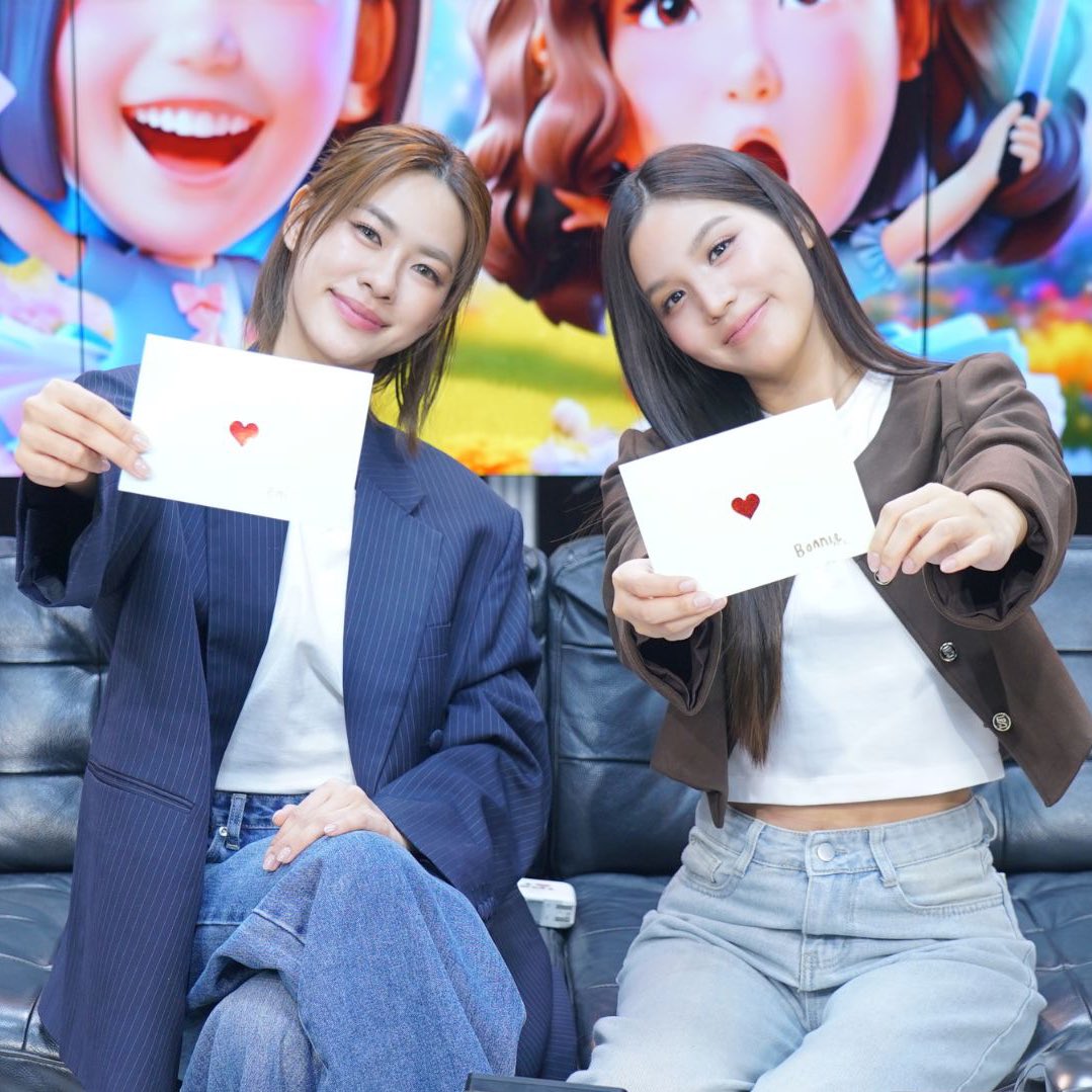 bluecloud_eb's tweet photo. 🦊💌 ขอบคุณ fanclubทุกคนที่support ทุกผลงานที่ผ่านมา ขอบคุณที่เป็นความสุขให้มี่ ทุกคนเป็นความสุขของมี่เหมือนกัน

🐰💌 ขอให้ Anyมีความสุข ♡ 
กินอิ่มนอนหลับฝันดีทุกวัน 

รักเอมี่บอนนี่มากจริงๆ😭🤍

EMIBONNIE AT EFM 
#EmiBonniexFANDOMLIVE
#emiamily #beonnnie #emibonnie https://t.co/o8lYuGCKtg