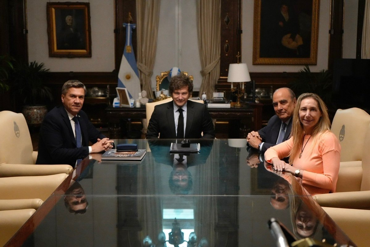 OPRArgentina's tweet image. El Presidente Javier Milei recibió en Casa Rosada al Gobernador del Chaco, Leandro Zdero.
También participaron del encuentro la Secretaria General de la Presidencia, Karina Milei; y el Jefe de Gabinete, Guillermo Francos.