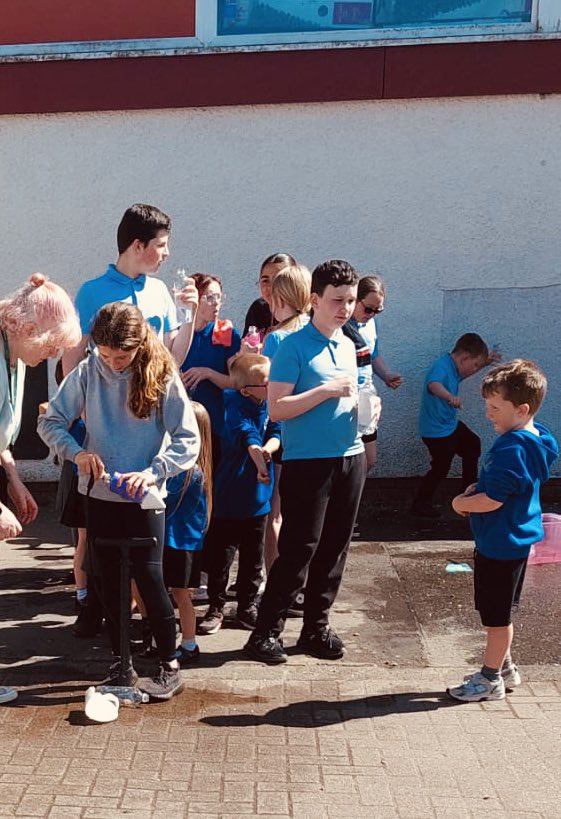 AddiewellPS's tweet image. Our Young STEM Leaders led a fantastic session for our Primary 1s - designing &amp;amp; creating some water bottle rockets. We didn’t make it to the moon but we nearly hit a few teachers! 🚀 @YoungSTEMLeader