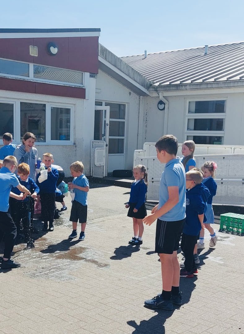 AddiewellPS's tweet image. Our Young STEM Leaders led a fantastic session for our Primary 1s - designing &amp;amp; creating some water bottle rockets. We didn’t make it to the moon but we nearly hit a few teachers! 🚀 @YoungSTEMLeader