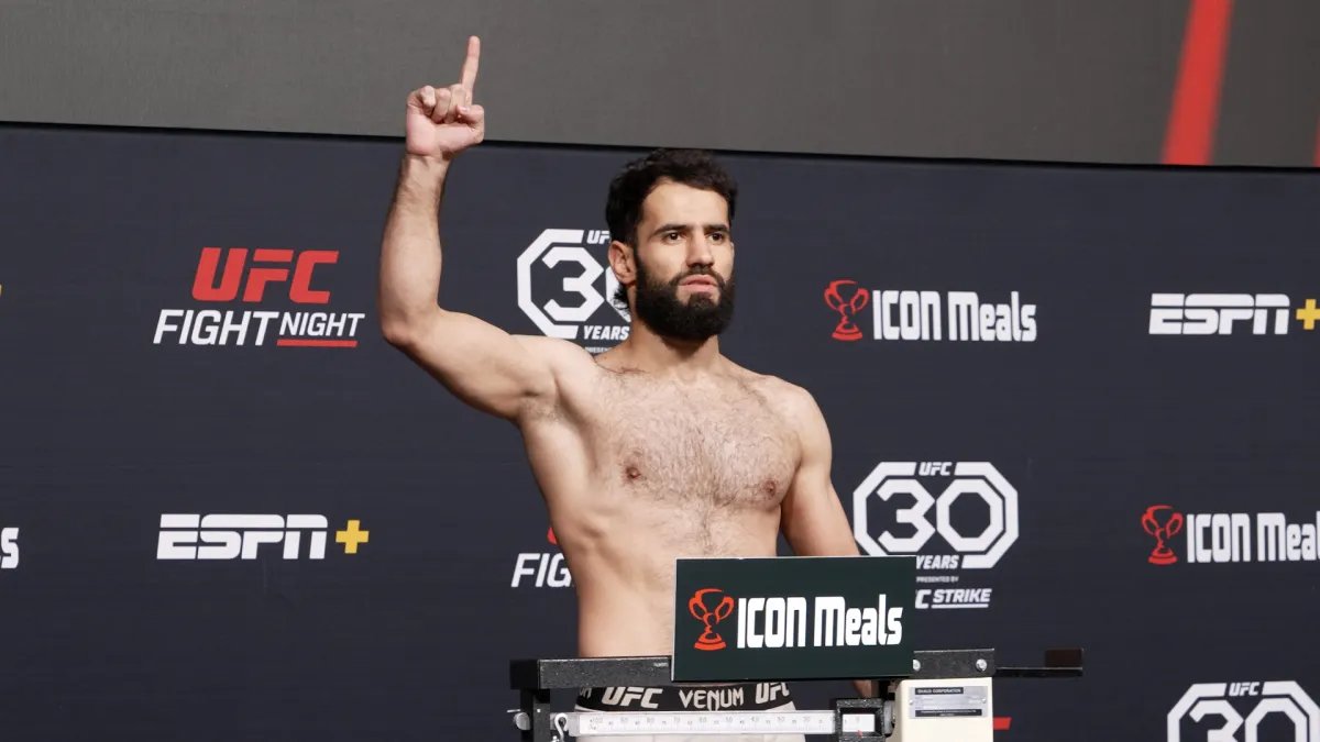 BlundiPerez's tweet photo. UFC : NAIMOV VA ÉCLATER LA CAGE 

Le toujours spectaculaire #MuhammadNaimov 🇹🇯 ☝️ 💪, 
formé à l'école du #Taekwondo 🥋, fera face au tendre Autrichien d'origine roumaine #BogdanGrad le 21 Juin à #Baku 👊 

#UFCBaku 
#MuhammadNaimov 🥇💪
#Tadjikistan 🇹🇯 https://t.co/pZ4Wt8FzRQ