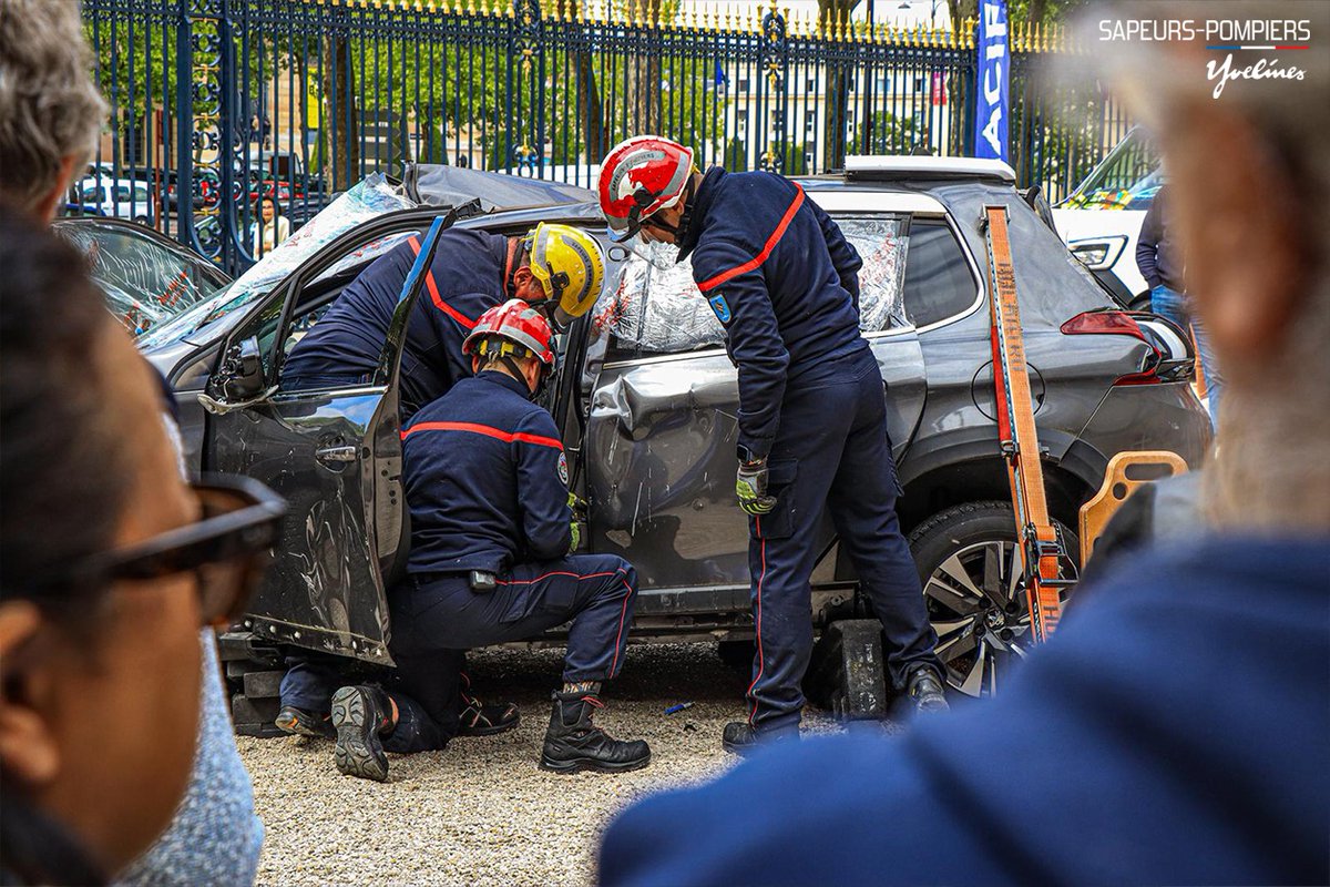 pompiers78's tweet photo. #SécuritéRoutière | Dans le cadre de la semaine de la sécurité routière au travail 2025, les @pompiers78 🚒 étaient aujourd'hui présents à la Préfecture des Yvelines afin de sensibiliser aux gestes et comportements qui sauvent en lien avec cette thématique.
En bonus, les employés ont pu également observer une démonstration de désincarceration d'un véhicule accidenté 🚨🚗