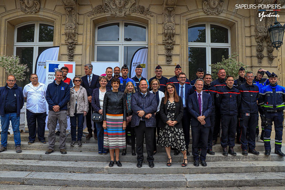 pompiers78's tweet photo. #SécuritéRoutière | Dans le cadre de la semaine de la sécurité routière au travail 2025, les @pompiers78 🚒 étaient aujourd'hui présents à la Préfecture des Yvelines afin de sensibiliser aux gestes et comportements qui sauvent en lien avec cette thématique.
En bonus, les employés ont pu également observer une démonstration de désincarceration d'un véhicule accidenté 🚨🚗