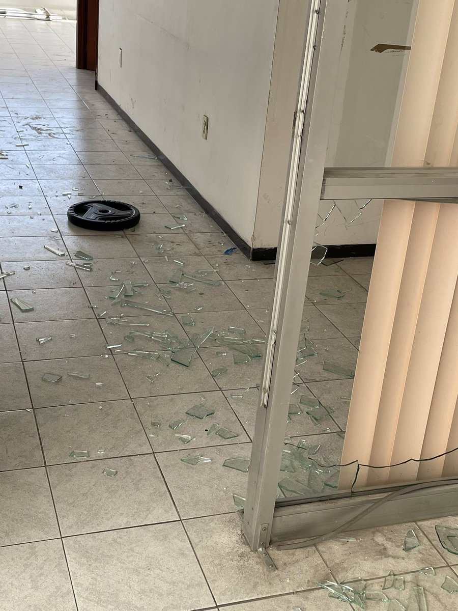 Globalmediamx's tweet photo. #SLP #DenunciaCiudadana  | 📰 🚨 OTRO ROBO MAS EN LA CAPITAL POTOSINA‼️

Mi esposo y yo estábamos por abrir un centro de fisioterapia, un proyecto que con mucho esfuerzo y dedicación nos decidimos para emprender. Hicimos una fuerte inversión para comprar el equipo necesario, aparatos de gimnasio, equipo de fisioterapia, insumos, etc. El sábado llevamos todo a la oficina dentro del edificio que rentamos, estábamos con mucha ilusión, pero tristemente el domingo nos robaron absolutamente todo.

Ya hicimos la denuncia correspondiente. Hemos intentado hablar con los negocios cercanos para ver si nos pueden ayudar revisando las cámaras de seguridad, pero lamentablemente no hemos recibido respuesta o nos dan largas.
Estamos hartos de la inseguridad que vivimos, y duele aún más cuando se trata de un proyecto al que se le puso tanto corazón. No queremos que esto se quede así.
Si alguien tiene un negocio en la Avenida Jesus Goytortua o vive cerca, y sabe de alguien que tenga cámaras por la zona, por favor ayúdenos. Cualquier grabación que muestre personas sospechosas o placas de autos puede ser clave.
Agradezco de antemano a quien pueda brindarnos su apoyo. No queremos quedarnos de brazos cruzados. Solo queremos justicia y evitar que esto le pase a alguien más.