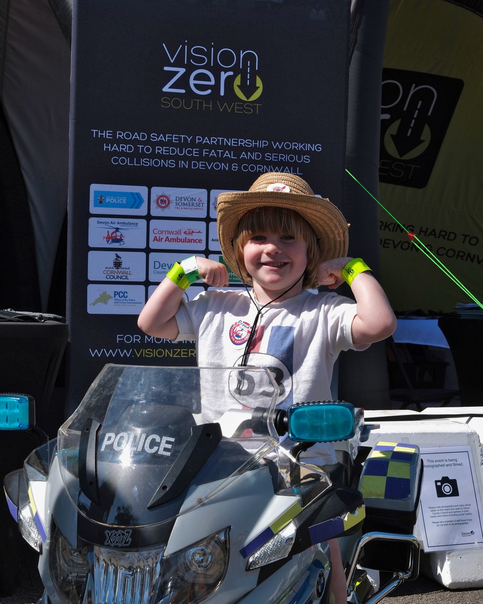 VisionZeroSW's tweet image. 🤠 Howdy partner! "Suns out, guns out!"
This young Cowboy enjoyed having his photo taken with a double bicep curl!
Come and check out the mini police bikes and the Vision Zero mini Range Rover at the 2025 Devon County Show!
 #DevonCountyShow  #devoncountycouncil