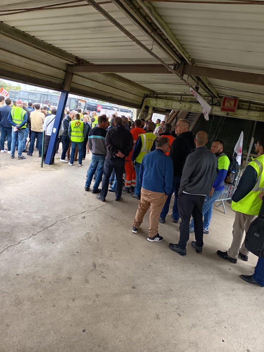 500 salariés mobilisés à #Poissy pour l’avenir industriel des #Yvelines !
Avec les discours forts de maires, députés, président du CD78 et responsables FO.
On préfère les banquets aux bûchers de palettes.
#Industrie #Emploi #FO #Stellantis #Selmer #Safran #Envea