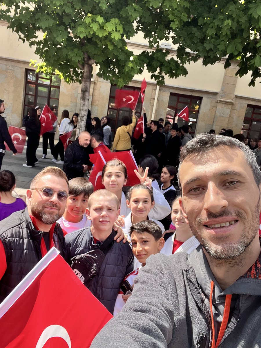 hakantastann1's tweet photo. 19 Mayıs GENÇLİK yürüyüşümüz ve çelenk sunma töreni https://t.co/RENdTxvL5A