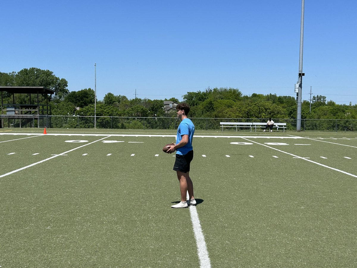 💵 <a href="/mitchellcory7/">Mitchell Cory</a> thanks so much for dropping by where it all started 7 years ago. The kids and I really appreciated your time ✊.
It’s always a pleasure to see former <a href="/BinghamBears/">Bingham MS</a> doing great things.
Good luck in 25 <a href="/MOSOFootball/">Missouri Southern Football</a> 
<a href="/Matthew_D_Perry/">Coach Matt Perry🏈</a> 
#GoBears
#isdstrong