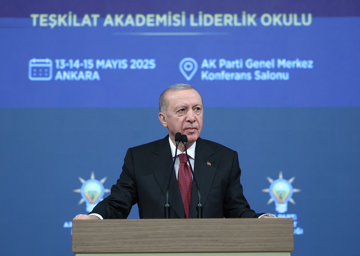 davutgurkan's tweet photo. Bir liderin ardında yürüyen milyonlar varsa eğer; o artık sadece bir lider değil, hikâyenin ta kendisidir!

Teşkilat Akademisi Liderlik Okulu programımızı; liderliği sadece anlatan değil, yaşayarak öğreten; duruşuyla, sözüyle, vizyonuyla tüm dünyaya örnek olan Genel Başkanımız ve Cumhurbaşkanımız Sayın Recep Tayyip Erdoğan’ın teşrifleriyle tamamladık.

#BuSeninHikayen