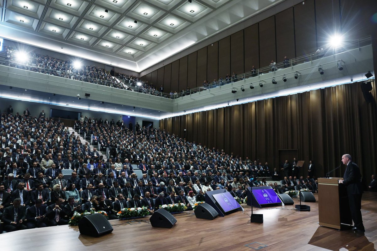 davutgurkan's tweet photo. Bir liderin ardında yürüyen milyonlar varsa eğer; o artık sadece bir lider değil, hikâyenin ta kendisidir!

Teşkilat Akademisi Liderlik Okulu programımızı; liderliği sadece anlatan değil, yaşayarak öğreten; duruşuyla, sözüyle, vizyonuyla tüm dünyaya örnek olan Genel Başkanımız ve Cumhurbaşkanımız Sayın Recep Tayyip Erdoğan’ın teşrifleriyle tamamladık.

#BuSeninHikayen
