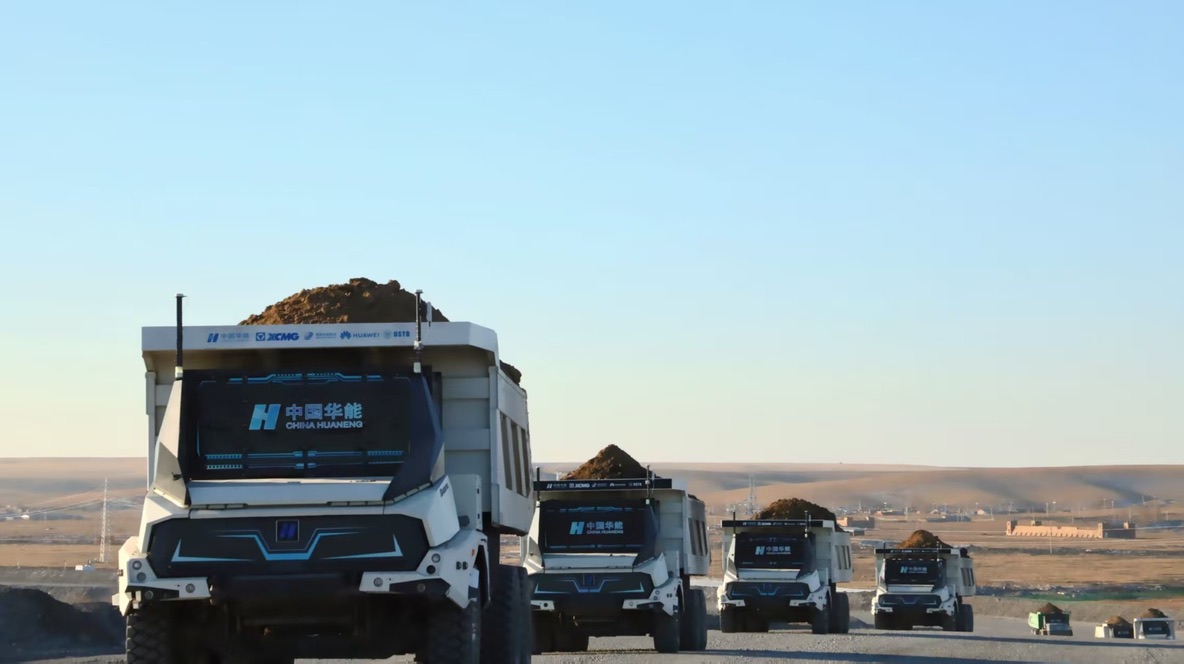 im_mining's tweet photo. A fleet of 100 #autonomous & #cabless #electric mining trucks has entered operation at #Yimin coal mine in #China. Powered by a #5G-Advanced network, the system partners are @XCMGGroup, @Huawei & State Grid Smart Internet of Vehicles plus the mine operator https://t.co/Fjn8khTyV9 https://t.co/fiE49Ahzw1