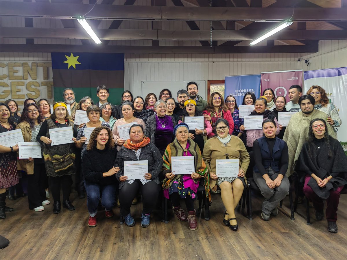 Mujeres indígenas y rurales de Los Lagos se certificaron en la “Escuela de Negocios: Promoviendo el Buen Vivir” impulsado por #Originarias de <a href="/ONUMujeres/">ONU Mujeres</a> y <a href="/PlanBuenVivir/">Plan Buen Vivir</a> 

Fortaleciendo asi sus conocimientos para emprender con identidad, sostenibilidad y enfoque comunitario.