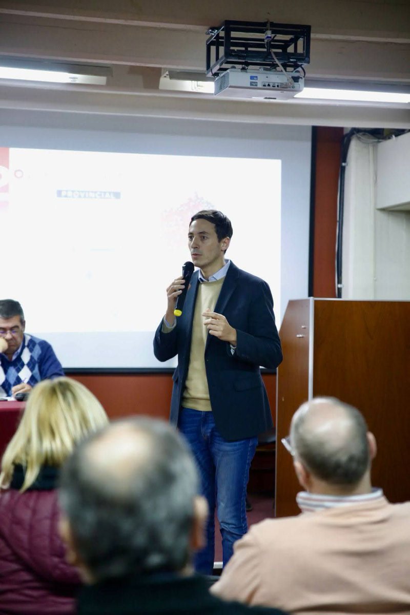 En el Día del Docente Universitario, me siento orgulloso de ser parte de esta noble profesión. Como docente, mi compromiso es formar personas críticas, reflexivas y comprometidas con la sociedad. Cuidemos y defendamos la educación pública, es el pilar de una sociedad más justa y