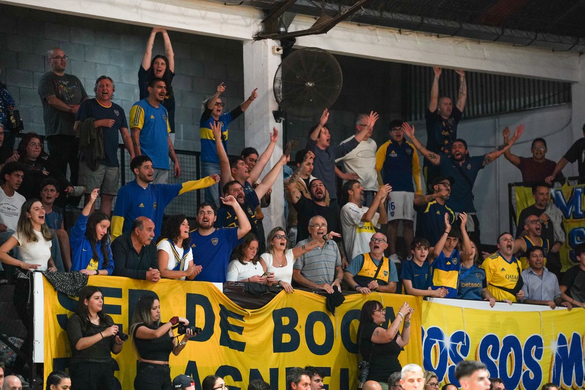 BasquetBocaJrs's tweet photo. Imaginate no haber vivido nunca un partido de Boca Básquet en tu vida...

¡Fiesta total en Vicente López! 🥳🏀💙💛💙 https://t.co/kFMPCtw5Gd